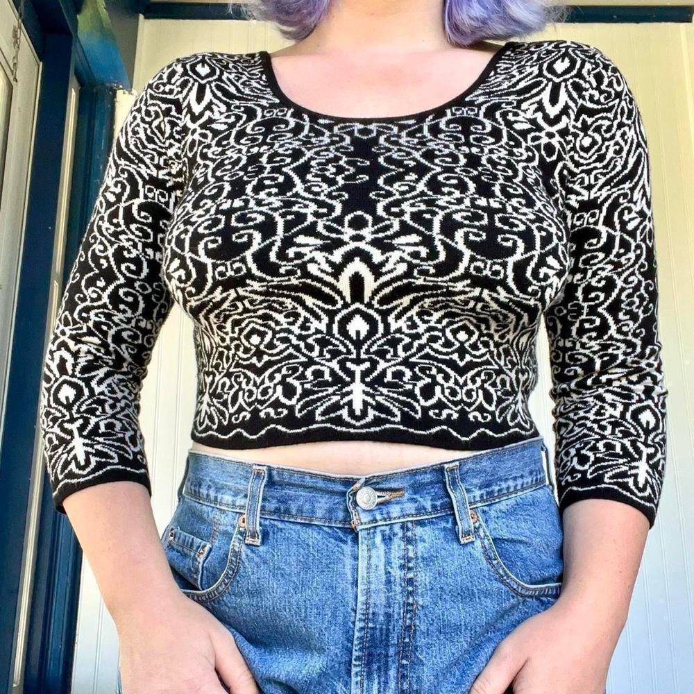 Xhilaration black and white stretch knit abstract patterned cropped sweater top
